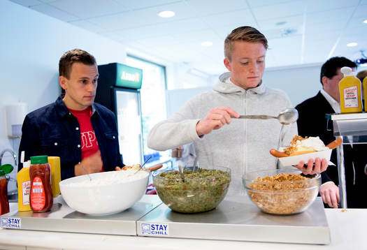Logi Valgdarson och Sam Larsson firar guldet med en halv