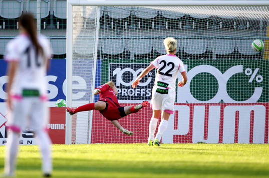 Mål 2-0 Linköping Pernille Harder, Malmö målvakt Thora