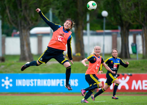 Olivia Schough, Sverige, gör ett nickförsök