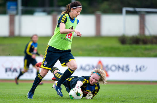 Lotta Schelin blir av med bollen till Hedvig Lindahl,