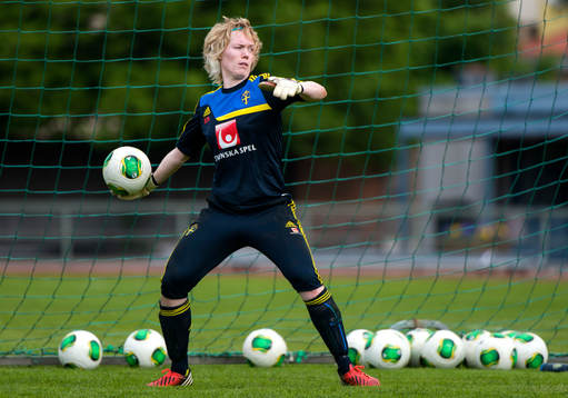 Hedvig Lindahl, målvakt, Sverige, kastar ut bollen