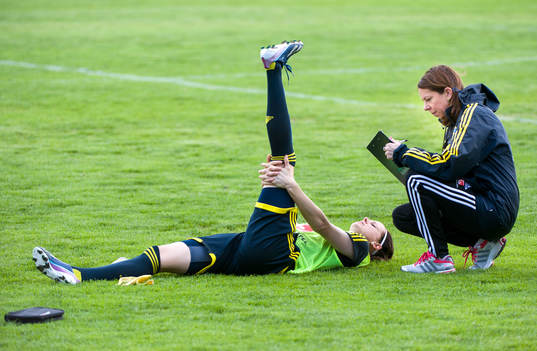 Helena Andersson, fysiolog, pratar med Lotta Schelin,