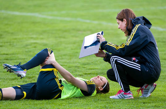 Helena Andersson, fysiolog, pratar med Lotta Schelin,