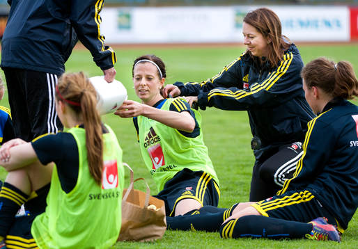 Helena Andersson, fysiolog, tar av GPS-sändaren från