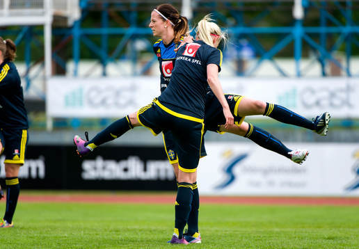 Lotta Schelin, Sverige, gör fysövningar innan träningen