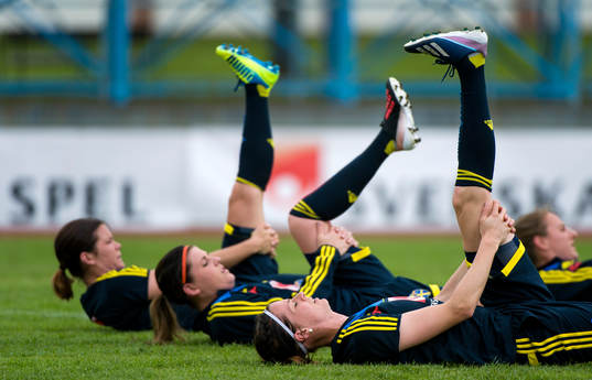 Lotta Schelin, Sverige, gör fysövningar innan träningen