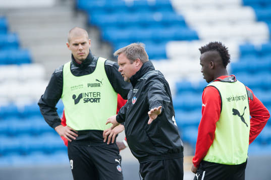 Roar Hansen, tränare, med David Accam och Robin Simovic,