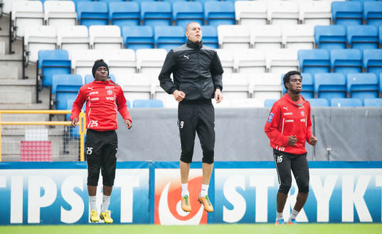 David Accam och Robin Simovic, anfallsess, och Joseph