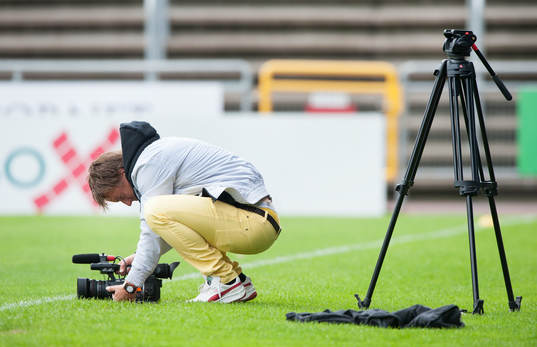 Filmfotograf i arbete, stativ, kamerastativ