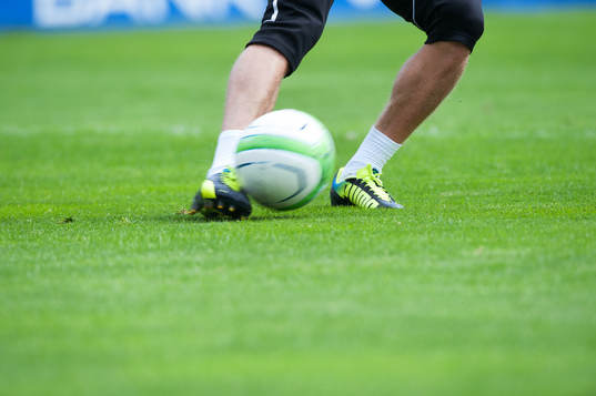 Fot, fotboll, gräs, gräsmatta, fotbollssko, fotbollsskor,