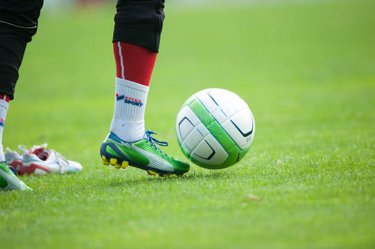 Tillslag, fot, fötter, fotbollsskor, gräs, gräsmatta