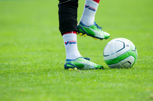 Fot, fötter, fotbollsskor, gräs, gräsmatta, kickar