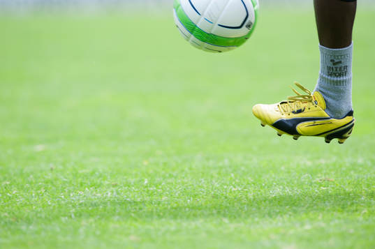 Tillslag, fot, fötter, fotbollsskor, gräs, gräsmatta