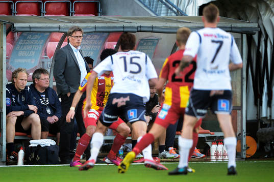 MiPer Olsson, tränare Gefle, iakttar spelet