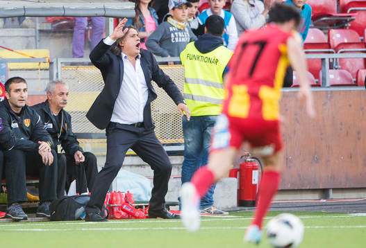 Özcan Melkemichel, tränare Syrianska manar på spelet i