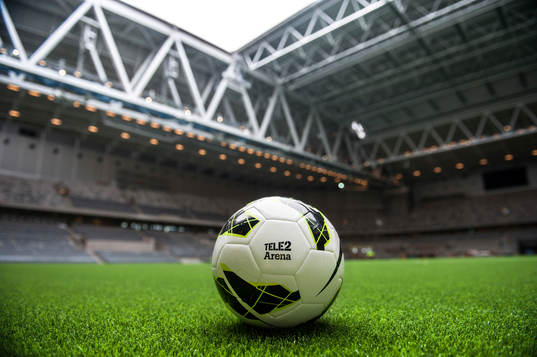 En fotboll inne på Tele2 arena