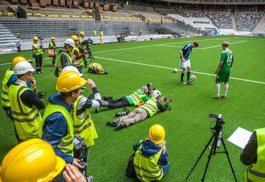 Journalister och fotografer dokumenterar Daniel Jarl,