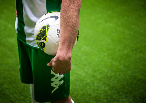 Mikael Rynell, Hammarby, håller i en fotboll