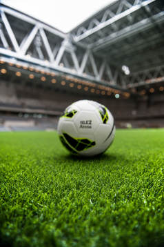 En fotboll på tele2 arenas gräs. Skärpan ligger på