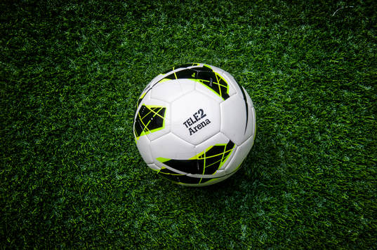 En fotboll på tele2 arenas gräs. Skärpan ligger på