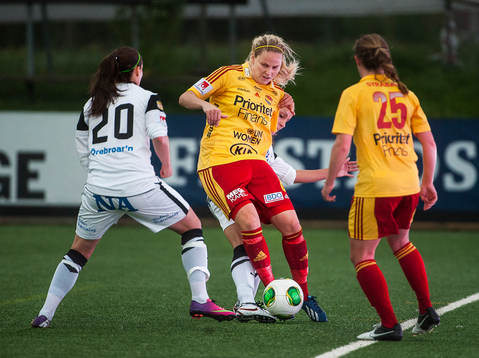 Lisa Dahlkvist, Tyresö FF, i mitten, i duell om bollen med