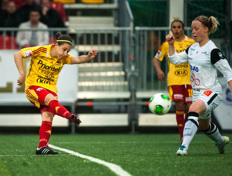 Veroncia Boquete, Tyresö FF, lägger ett skott mot mål
