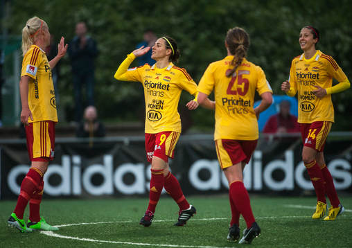 Tyresö FF-spelarna jublar