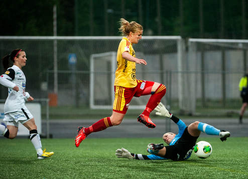 Kirsten van de Ven, Tyresö FF, får friläge med dras