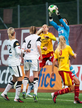 Stephanie Labbe, målvakt, KIF Örebro DFF, lyckas fånga