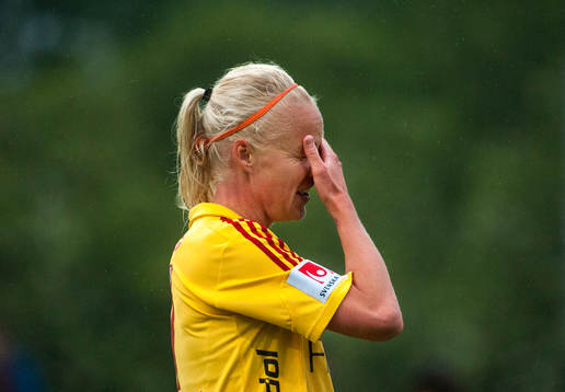 Caroline Seger, Tyresö FF, torkar bort regn från ansiktet