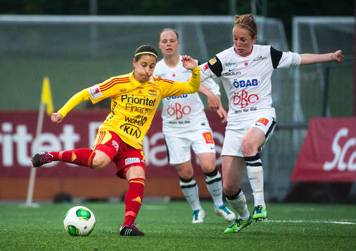 Veroncia Boquete, Tyresö FF, dribblar bort Marina