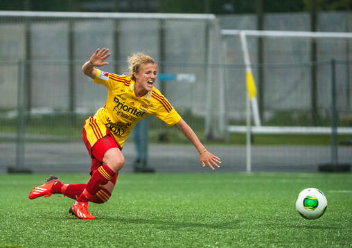 Kirsten van de Ven, Tyresö FF, faller i straffområdet