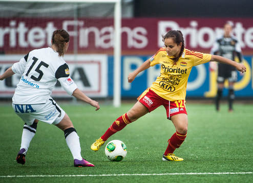 Malin Diaz, Tyresö FF, dribblar bort Jennie Wecksell, KIF