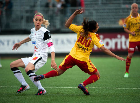 Elin Magnusson, KIF Örebro DFF, fäller Marta Vieira da