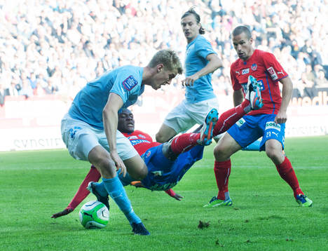 Filip Helander, Malmö, får May Mahlangu på fall