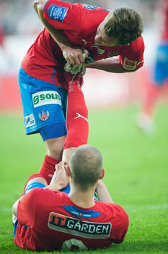 Kramp, streching, Emil Krafth hjälper Robin Simovic,
