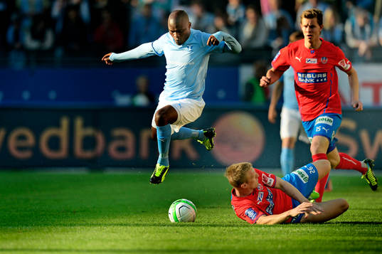 Tokelo Rantie, Malmö FF, tar sig förbi Peter Larsson,