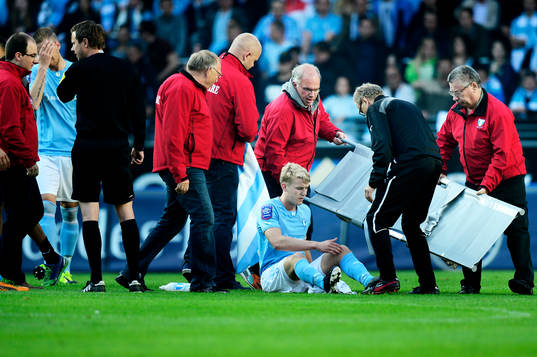 Filip Helander, Malmö FF, lämnar matchen med en