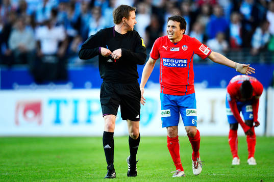 Martin Strömbergsson ger en varning till Ardian Gashi,