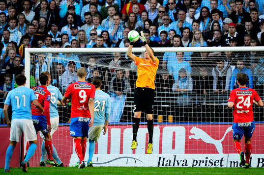 Robin Olsen, målvakt, Malmö FF, plockar ner ett inlägg