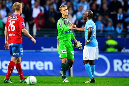 Pär Hansson, målvakt, Helsingborg tackar Tokelo Rantie,