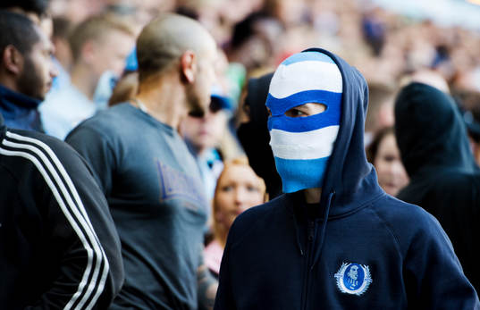 maskerade personer i MFFs klack