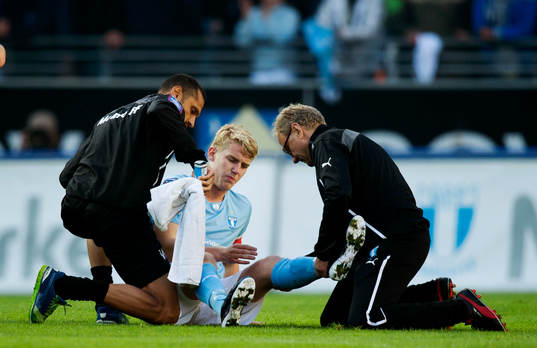 Filip Helander, Malmö FF, utgår skadad