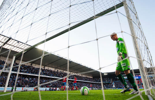 Pär Hansson, målvakt, Helsingborg, plockar bollen ur