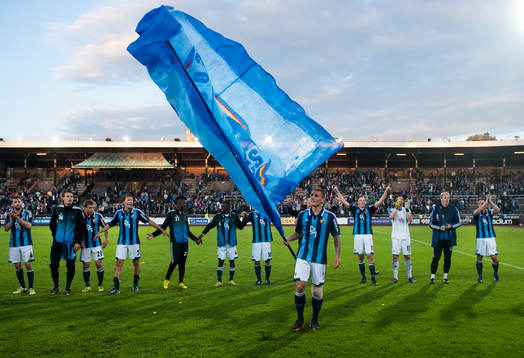 Marc Pedersen, Djurgården, håller i en flagga när