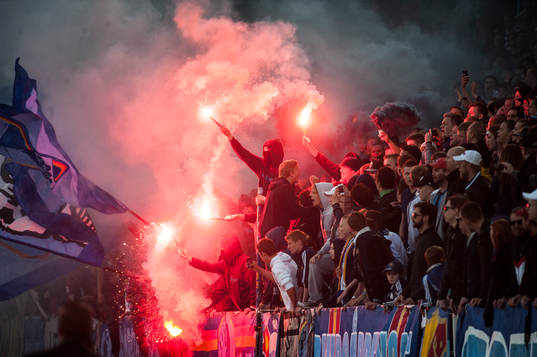 Djurgården-supportrar med bengal-eldar