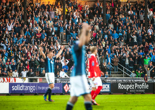 Djurgården-supportrar jublar på läktaren