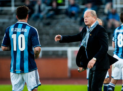 Per-Mathias Högmo, tränare Djurgården, tar ett snack med