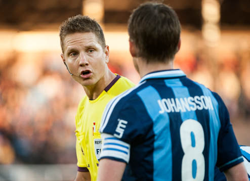 Martin Strömbergsson, domare, pratar med Andreas