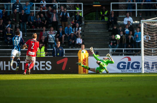 Amadou Jawo, Djurgården, gör 1-0 bakom Etrit Berisha,